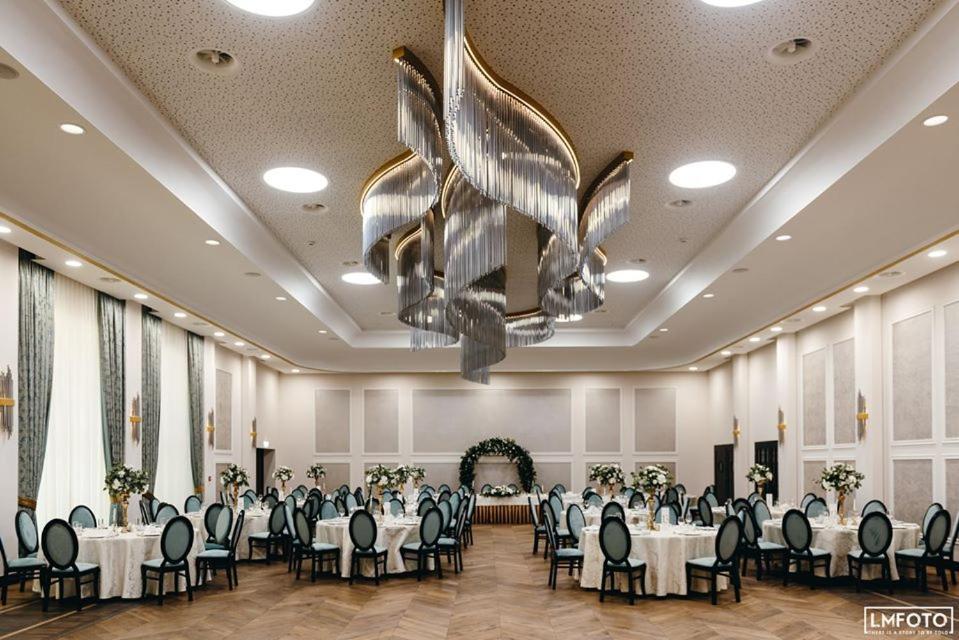Debowy Dwor Hotell Ruda Rozaniecka Exteriör bild