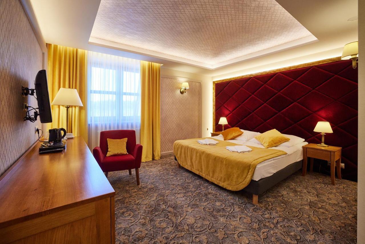 Debowy Dwor Hotell Ruda Rozaniecka Exteriör bild