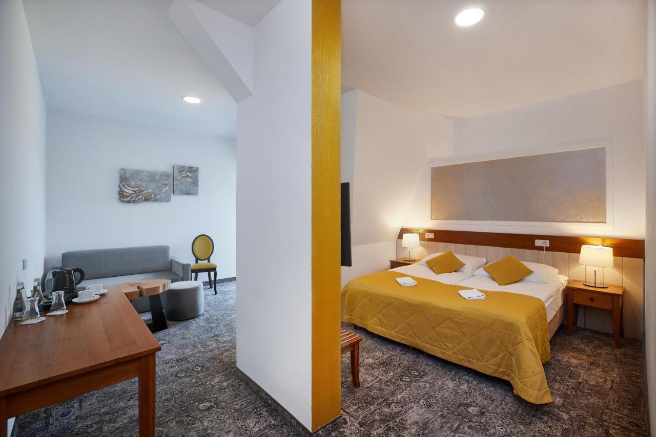 Debowy Dwor Hotell Ruda Rozaniecka Exteriör bild