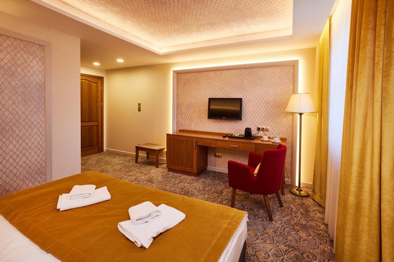 Debowy Dwor Hotell Ruda Rozaniecka Exteriör bild