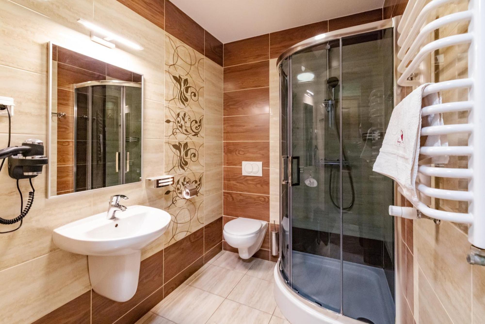 Debowy Dwor Hotell Ruda Rozaniecka Exteriör bild