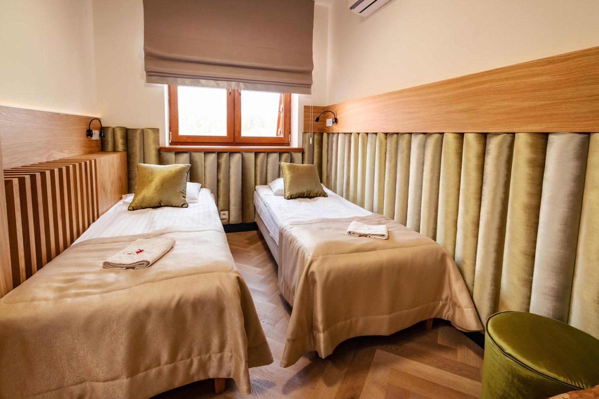 Debowy Dwor Hotell Ruda Rozaniecka Exteriör bild