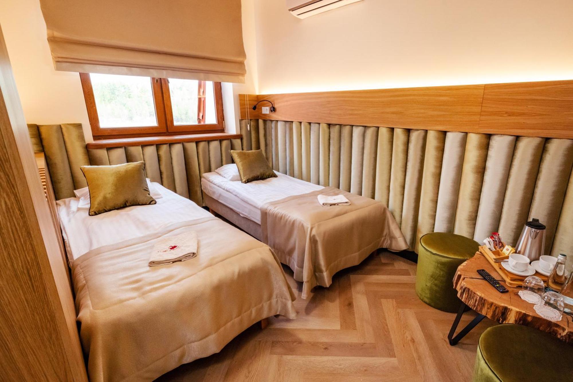 Debowy Dwor Hotell Ruda Rozaniecka Exteriör bild